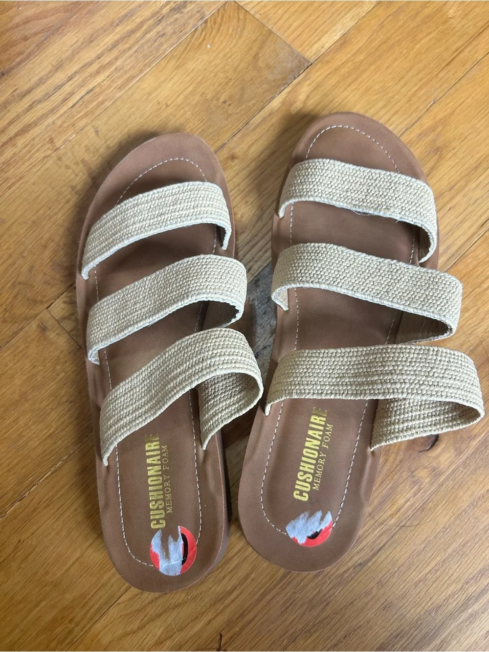 Cushionaire Women’s Indy 3 Band Stretch Slide Sandals Cream Fabric Straps Sz 10